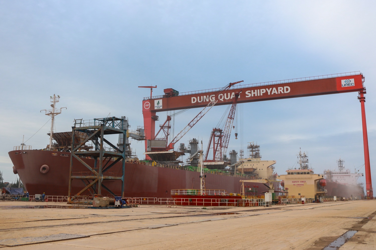 Một công ty đóng tàu "lột xác" sau khi rời Vinashin về với PVN: Ồ ạt nhận đơn tàu từ nước ngoài, "bỏ túi" hơn 700 tỷ đồng, đưa tổng doanh thu lập đỉnh trong 10 năm - Ảnh 1.