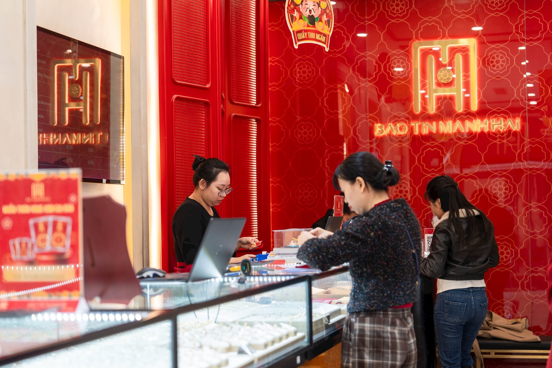 Giá vàng biến động mạnh , tâm lý nhà đầu tư trên thị trường tăng cao - Ảnh 3. Giá vàng biến động mạnh , tâm lý nhà đầu tư trên thị trường tăng cao - Ảnh 3.