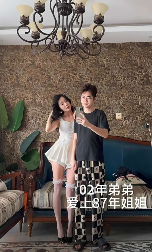 Chuyện tình yêu shipper: Cuộc sống mới của nam shipper và nữ khách hàng lớn tuổi - Ảnh 2. Chuyện tình yêu shipper: Cuộc sống mới của nam shipper và nữ khách hàng lớn tuổi - Ảnh 2.