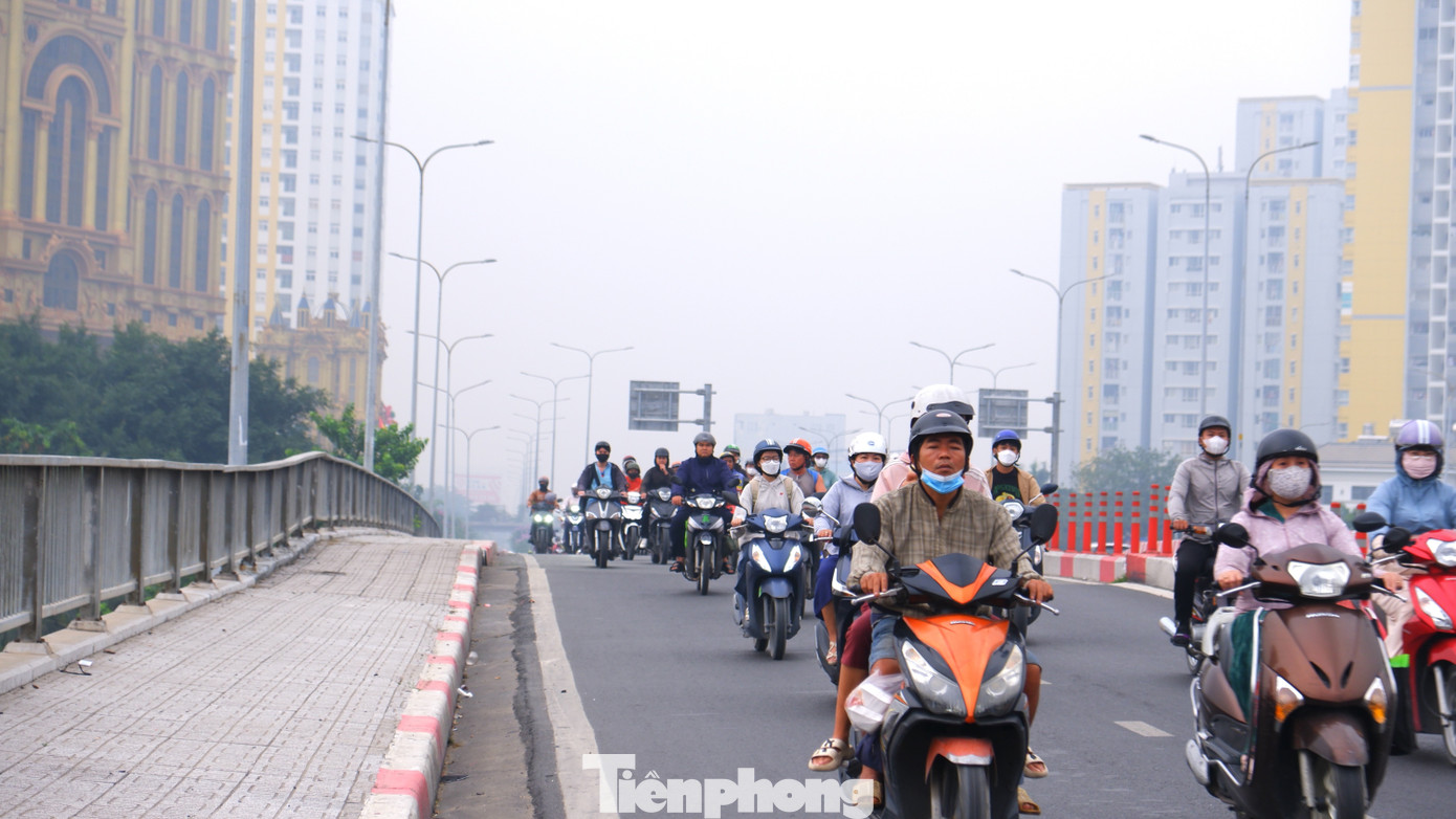 Bầu trời TPHCM tối sầm và sương mù dày đặc vào sáng sớm 17 / 12