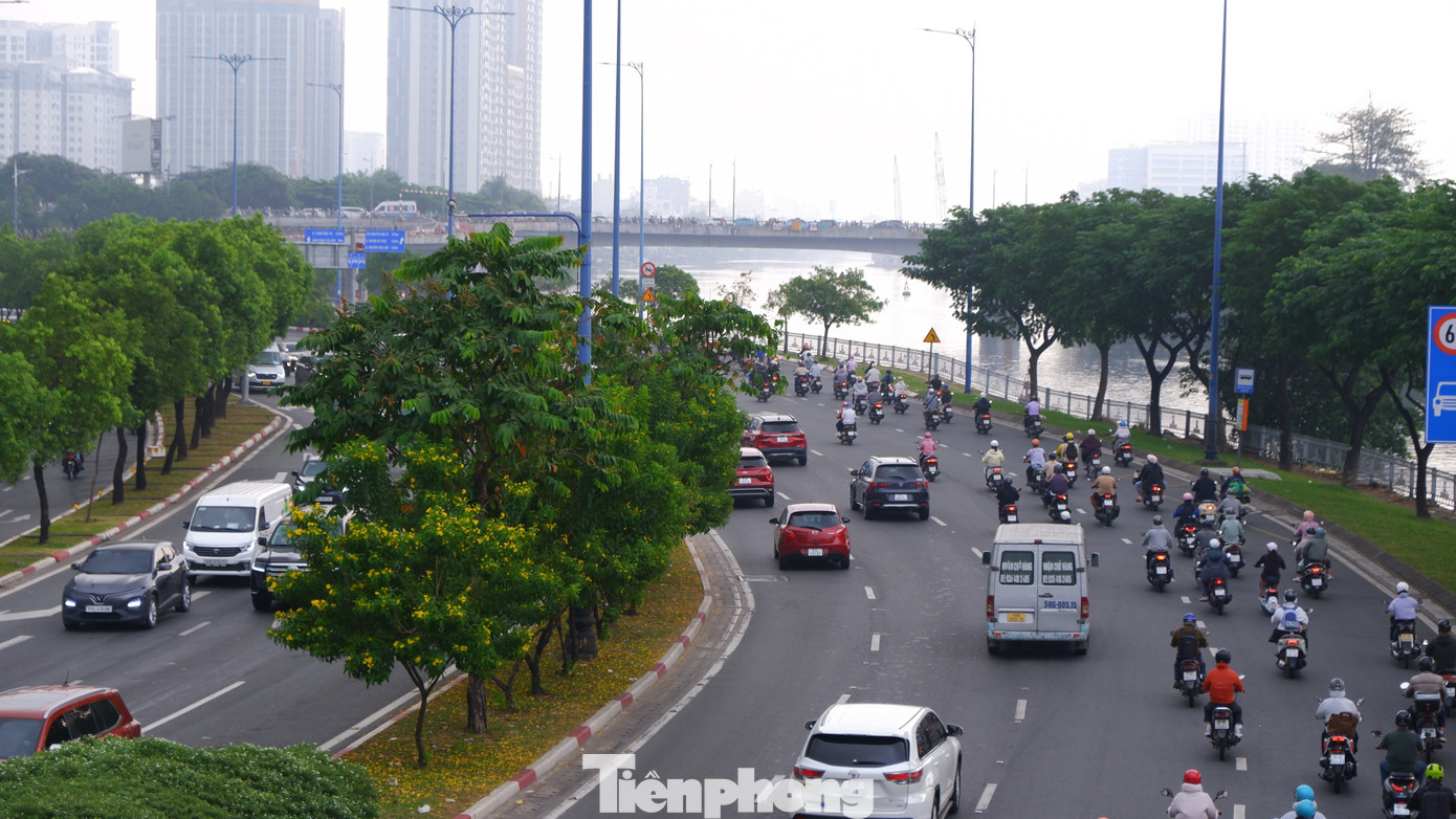 Bầu trời TPHCM tối sầm và sương mù dày đặc vào sáng sớm 17 / 12