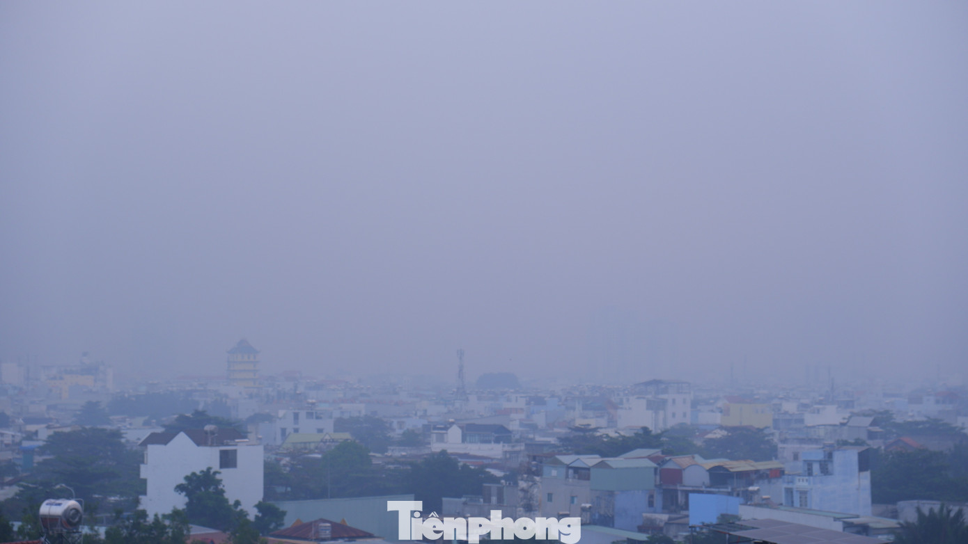 Bầu trời TPHCM tối sầm và sương mù dày đặc vào sáng sớm 17 / 12