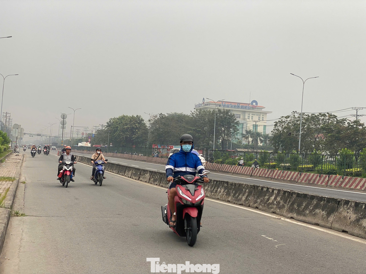 Bầu trời TPHCM tối sầm và sương mù dày đặc vào sáng sớm 17 / 12