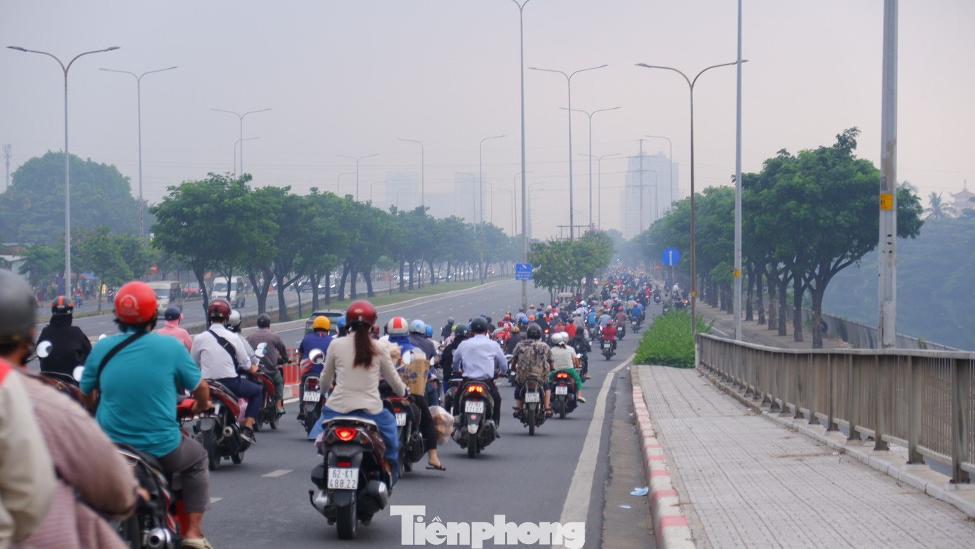 Bầu trời TPHCM tối sầm và sương mù dày đặc vào sáng sớm 17 / 12