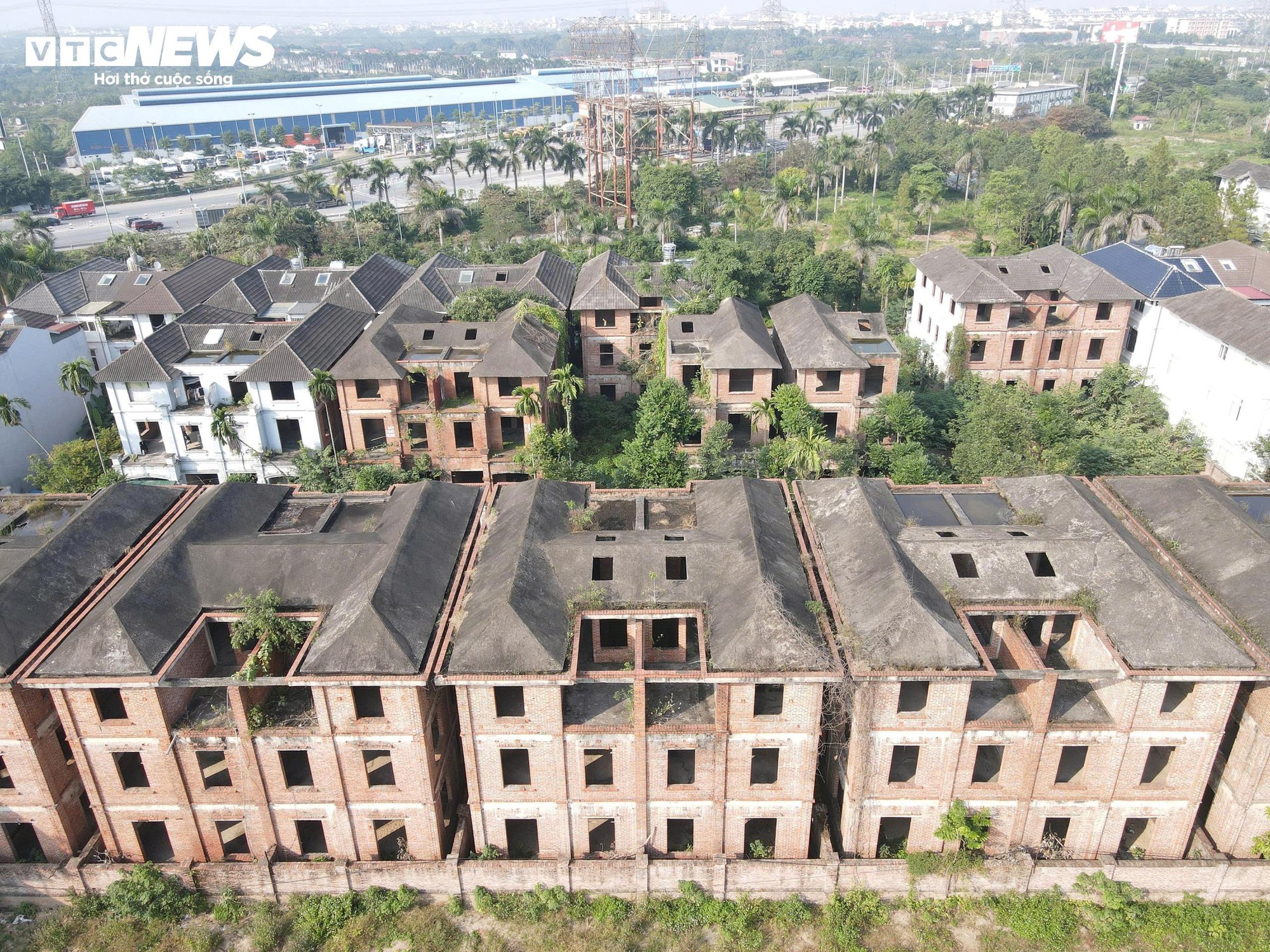 Biệt thự hoang vắng chục tỷ tại khu đô thị Nam Từ Sơn Bắc Ninh - Ảnh 2. Biệt thự hoang vắng chục tỷ tại khu đô thị Nam Từ Sơn Bắc Ninh - Ảnh 2.