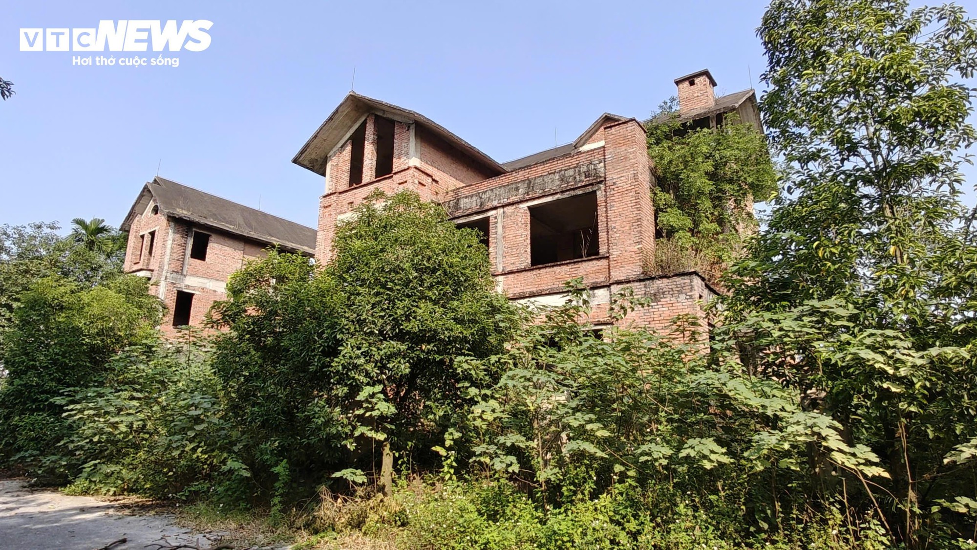 Biệt thự hoang vắng chục tỷ tại khu đô thị Nam Từ Sơn Bắc Ninh - Ảnh 9. Biệt thự hoang vắng chục tỷ tại khu đô thị Nam Từ Sơn Bắc Ninh - Ảnh 9.