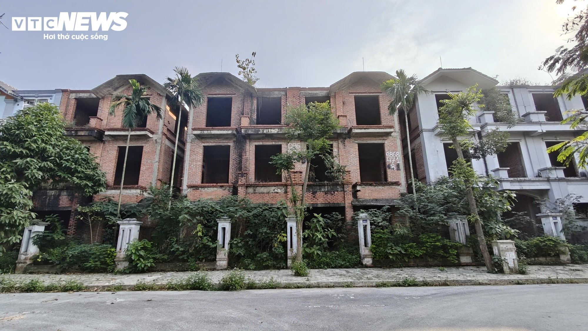 Biệt thự hoang vắng chục tỷ tại khu đô thị Nam Từ Sơn Bắc Ninh - Ảnh 8. Biệt thự hoang vắng chục tỷ tại khu đô thị Nam Từ Sơn Bắc Ninh - Ảnh 8.