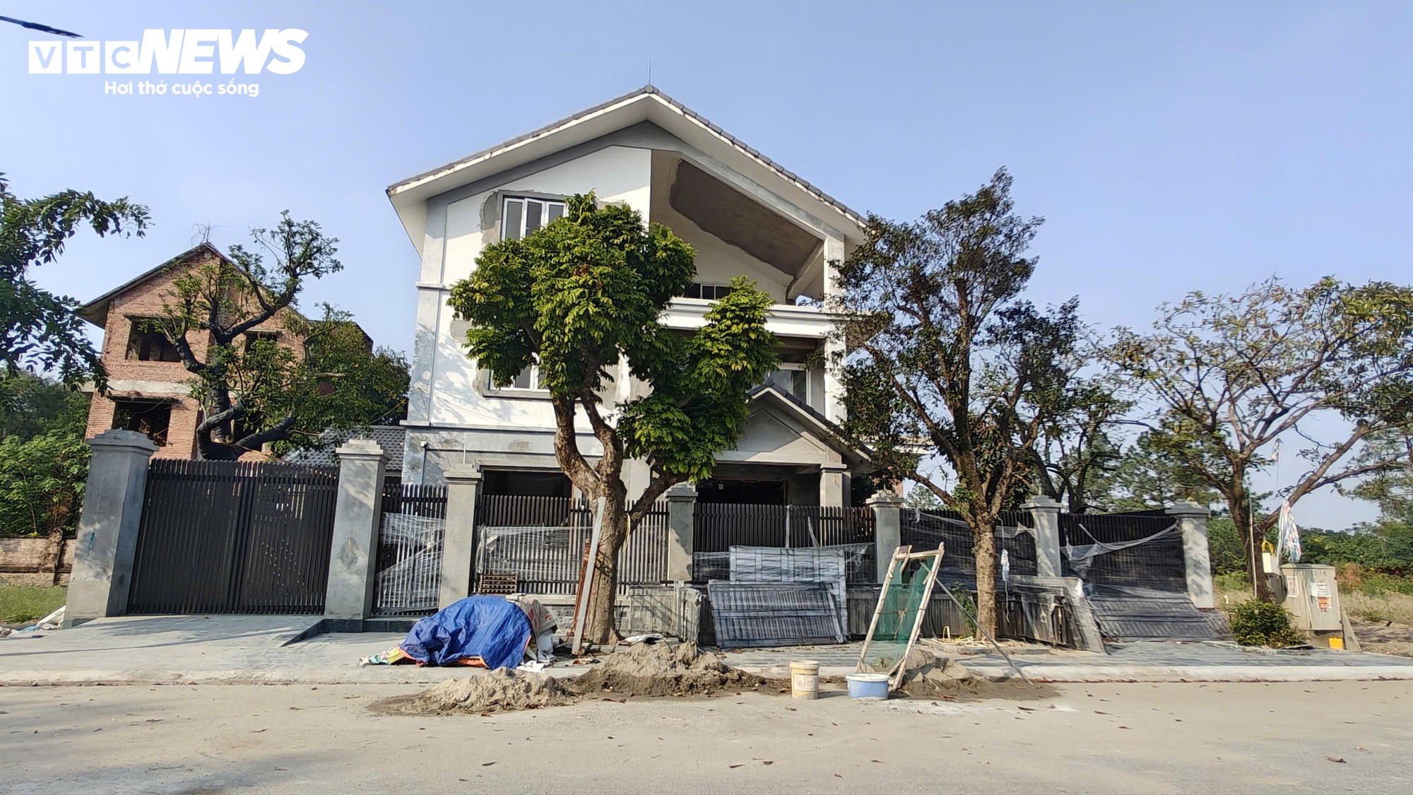 Biệt thự hoang vắng chục tỷ tại khu đô thị Nam Từ Sơn Bắc Ninh - Ảnh 11. Biệt thự hoang vắng chục tỷ tại khu đô thị Nam Từ Sơn Bắc Ninh - Ảnh 11.