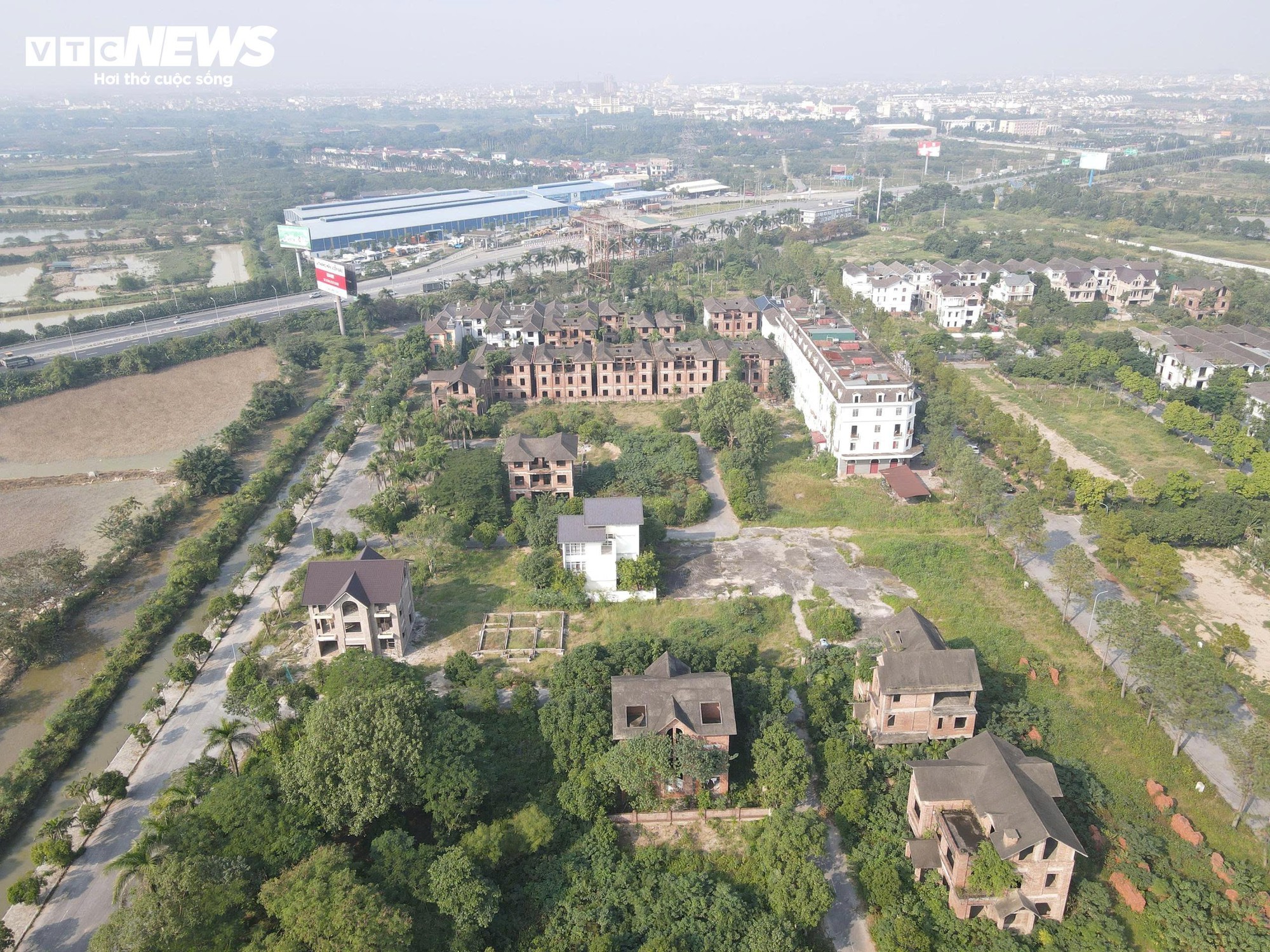 Biệt thự hoang vắng chục tỷ tại khu đô thị Nam Từ Sơn Bắc Ninh - Ảnh 1. Biệt thự hoang vắng chục tỷ tại khu đô thị Nam Từ Sơn Bắc Ninh - Ảnh 1.