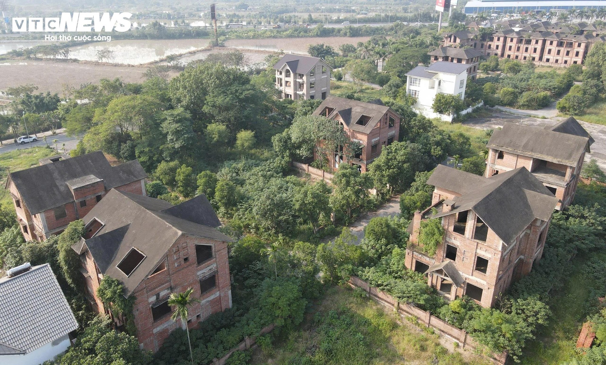 Biệt thự hoang vắng chục tỷ tại khu đô thị Nam Từ Sơn Bắc Ninh - Ảnh 3. Biệt thự hoang vắng chục tỷ tại khu đô thị Nam Từ Sơn Bắc Ninh - Ảnh 3.