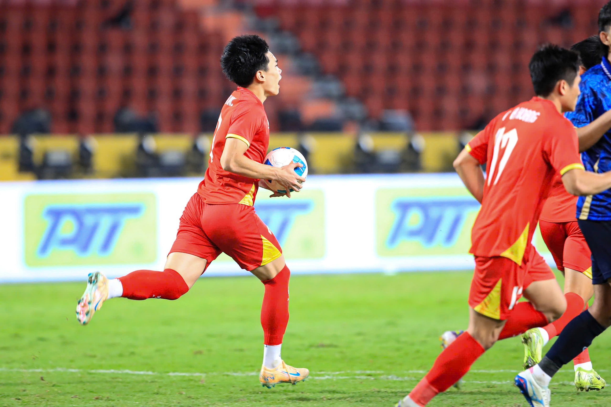 Bùng nổ cảm xúc SEA Games: U22 Việt Nam thi đấu kiên cường trước Thái Lan - Ảnh 7. Bùng nổ cảm xúc SEA Games: U22 Việt Nam thi đấu kiên cường trước Thái Lan - Ảnh 7.