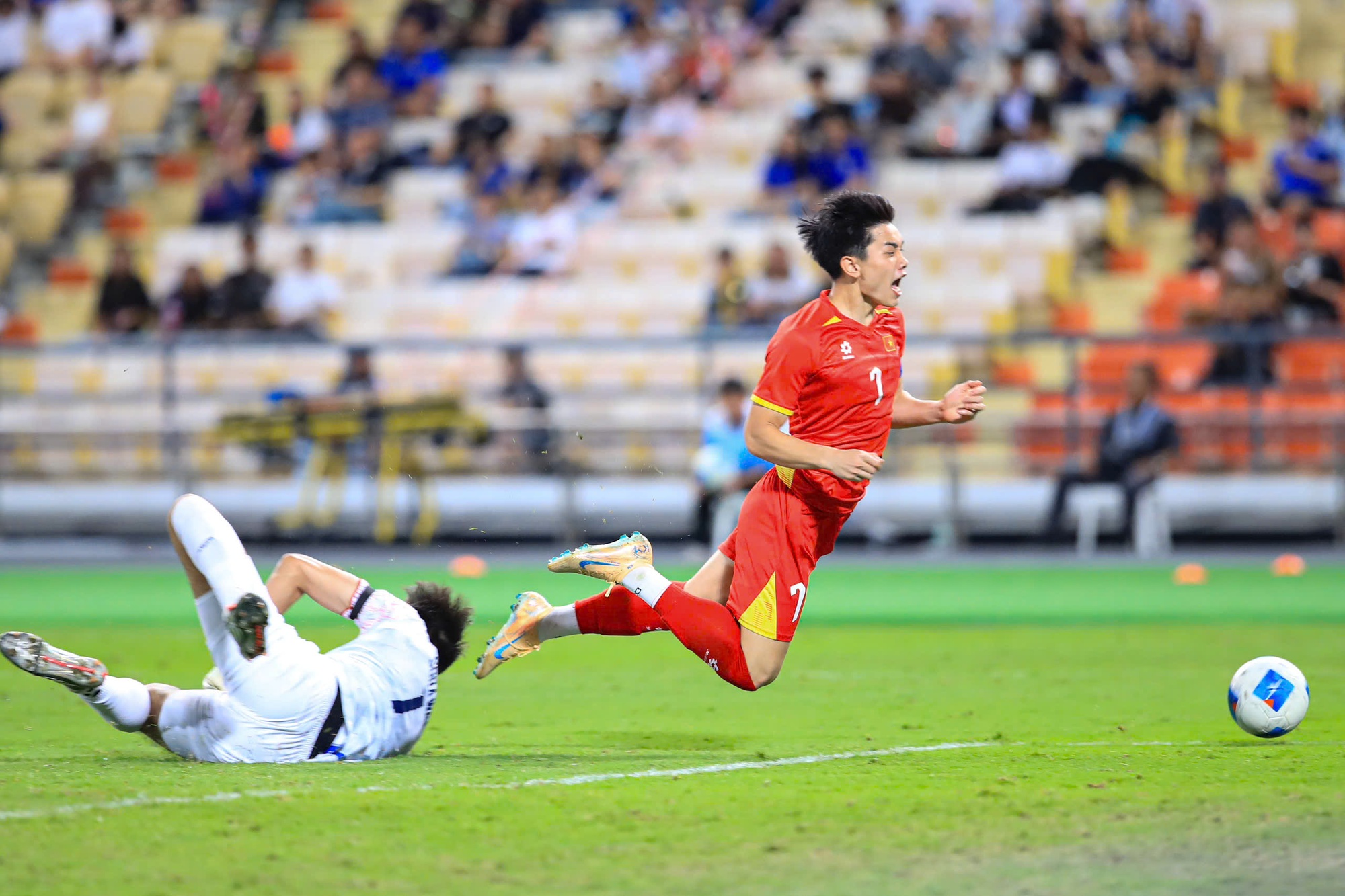 Bùng nổ cảm xúc SEA Games: U22 Việt Nam thi đấu kiên cường trước Thái Lan - Ảnh 3. Bùng nổ cảm xúc SEA Games: U22 Việt Nam thi đấu kiên cường trước Thái Lan - Ảnh 3.