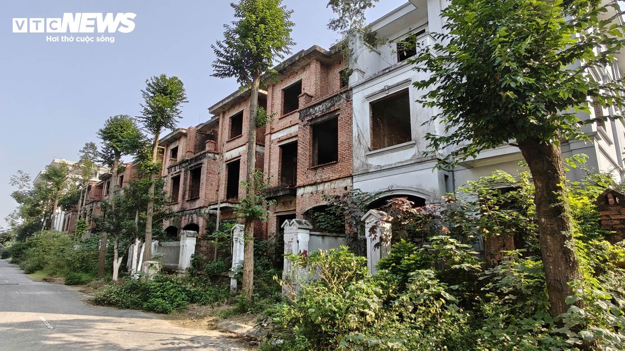 Biệt thự hoang vắng chục tỷ tại khu đô thị Nam Từ Sơn Bắc Ninh - Ảnh 5. Biệt thự hoang vắng chục tỷ tại khu đô thị Nam Từ Sơn Bắc Ninh - Ảnh 5.