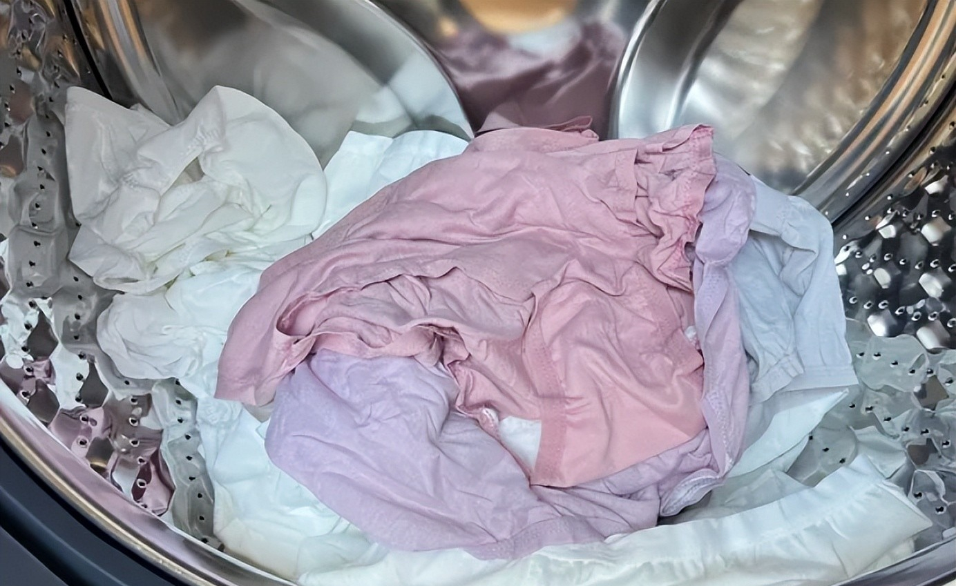 6 Sai lầm khi dùng máy giặt khiến Quần áo và thiết bị nhanh hỏng - Ảnh 5. 6 Sai lầm khi dùng máy giặt khiến Quần áo và thiết bị nhanh hỏng - Ảnh 5.