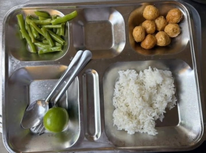 Suất ăn bán trú 38 . 000 Đồng bị tố ít , trường cho phép mua thêm thức ăn - Ảnh 1. Suất ăn bán trú 38 . 000 Đồng bị tố ít , trường cho phép mua thêm thức ăn - Ảnh 1.