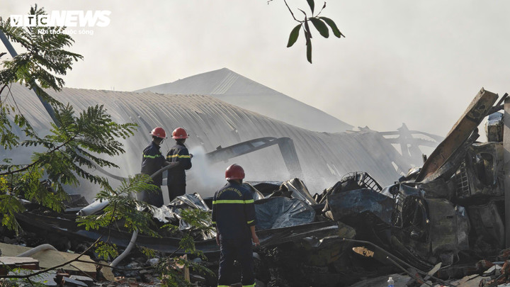 Cháy Công ty bao bì ở Bắc Ninh gây kinh hoàng với nhiều tiếng nổ lớn - Ảnh 4. Cháy Công ty bao bì ở Bắc Ninh gây kinh hoàng với nhiều tiếng nổ lớn - Ảnh 4.