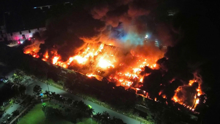 Cháy Công ty bao bì ở Bắc Ninh gây kinh hoàng với nhiều tiếng nổ lớn - Ảnh 1. Cháy Công ty bao bì ở Bắc Ninh gây kinh hoàng với nhiều tiếng nổ lớn - Ảnh 1.