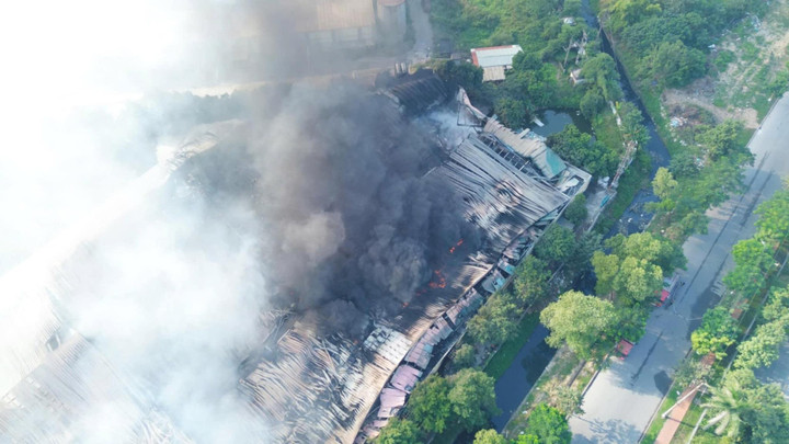 Cháy Công ty bao bì ở Bắc Ninh gây kinh hoàng với nhiều tiếng nổ lớn - Ảnh 3. Cháy Công ty bao bì ở Bắc Ninh gây kinh hoàng với nhiều tiếng nổ lớn - Ảnh 3.