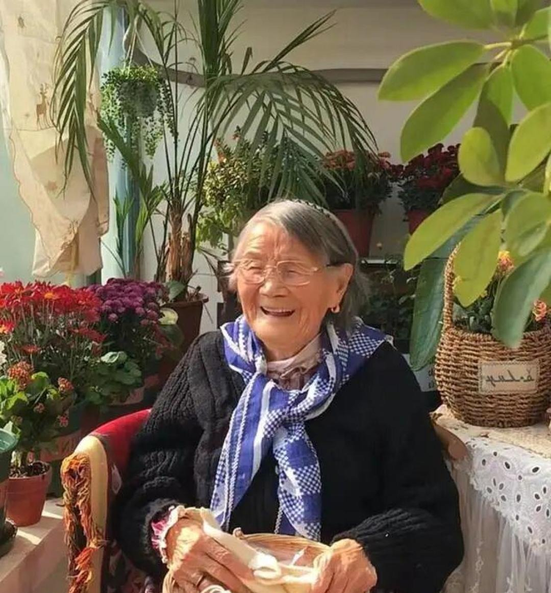 Cụ bà 92 tuổi sống chậm Giữa Cuộc đời hiện đại , tự chăm sóc mình thanh thản - Ảnh 3. Cụ bà 92 tuổi sống chậm Giữa Cuộc đời hiện đại , tự chăm sóc mình thanh thản - Ảnh 3.