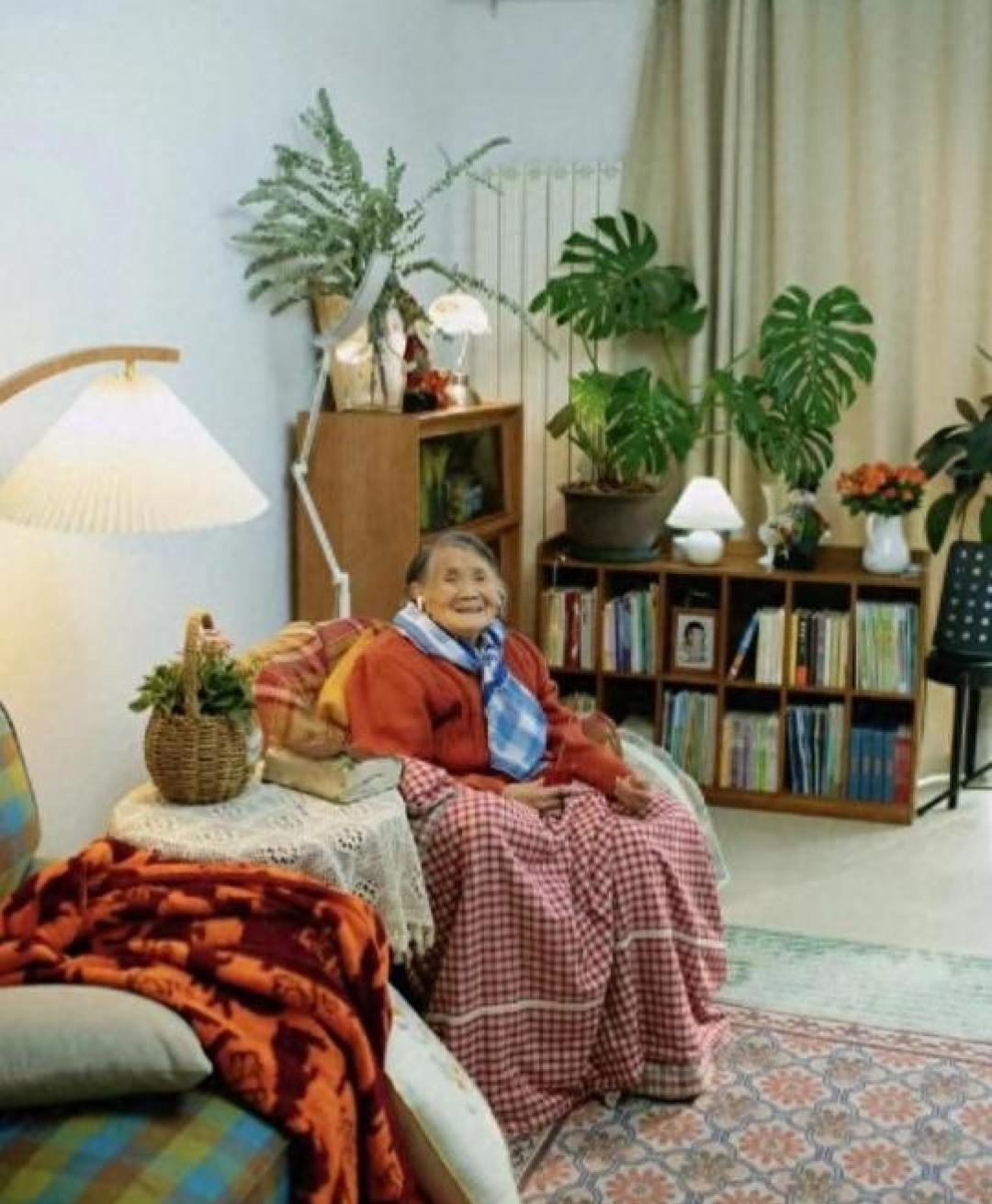 Cụ bà 92 tuổi sống chậm Giữa Cuộc đời hiện đại , tự chăm sóc mình thanh thản - Ảnh 2. Cụ bà 92 tuổi sống chậm Giữa Cuộc đời hiện đại , tự chăm sóc mình thanh thản - Ảnh 2.