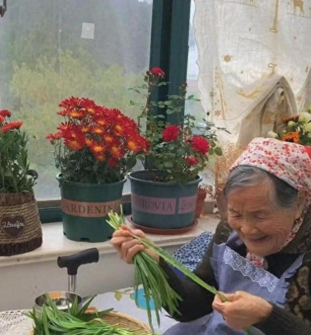 Cụ bà 92 tuổi sống chậm Giữa Cuộc đời hiện đại , tự chăm sóc mình thanh thản - Ảnh 4. Cụ bà 92 tuổi sống chậm Giữa Cuộc đời hiện đại , tự chăm sóc mình thanh thản - Ảnh 4.