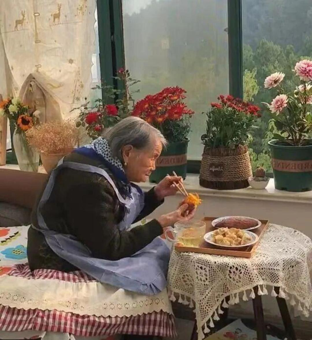 Cụ bà 92 tuổi sống chậm Giữa Cuộc đời hiện đại , tự chăm sóc mình thanh thản - Ảnh 9. Cụ bà 92 tuổi sống chậm Giữa Cuộc đời hiện đại , tự chăm sóc mình thanh thản - Ảnh 9.