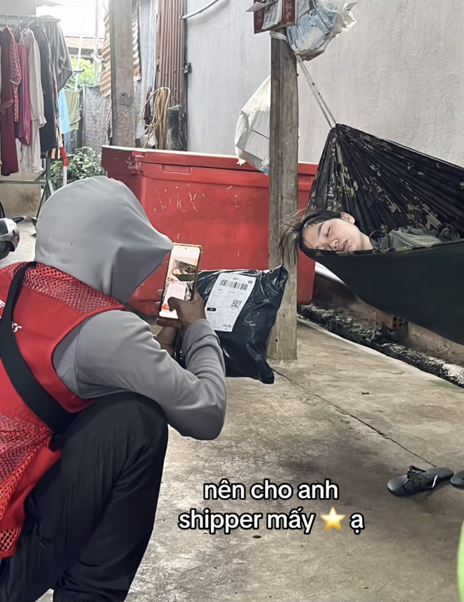 Đi ship hàng thấy khách ngủ không nỡ gọi, anh shipper có pha xử lý hút 1,5 triệu người xem- Ảnh 2.