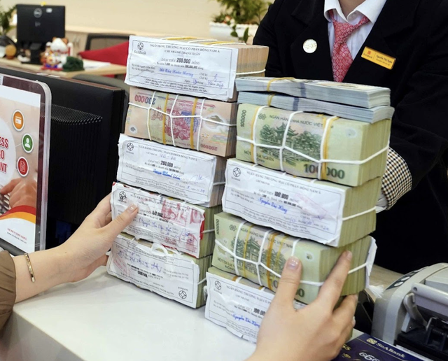 Thêm nhiều ngân hàng đưa lãi suất gửi tiết kiệm lên trên 7% - Ảnh 1.