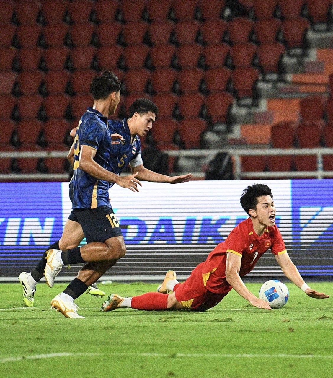 Bùng nổ cảm xúc SEA Games: U22 Việt Nam thi đấu kiên cường trước Thái Lan - Ảnh 2. Bùng nổ cảm xúc SEA Games: U22 Việt Nam thi đấu kiên cường trước Thái Lan - Ảnh 2.