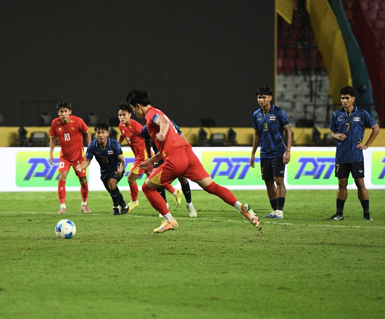 Bùng nổ cảm xúc SEA Games: U22 Việt Nam thi đấu kiên cường trước Thái Lan - Ảnh 6. Bùng nổ cảm xúc SEA Games: U22 Việt Nam thi đấu kiên cường trước Thái Lan - Ảnh 6.