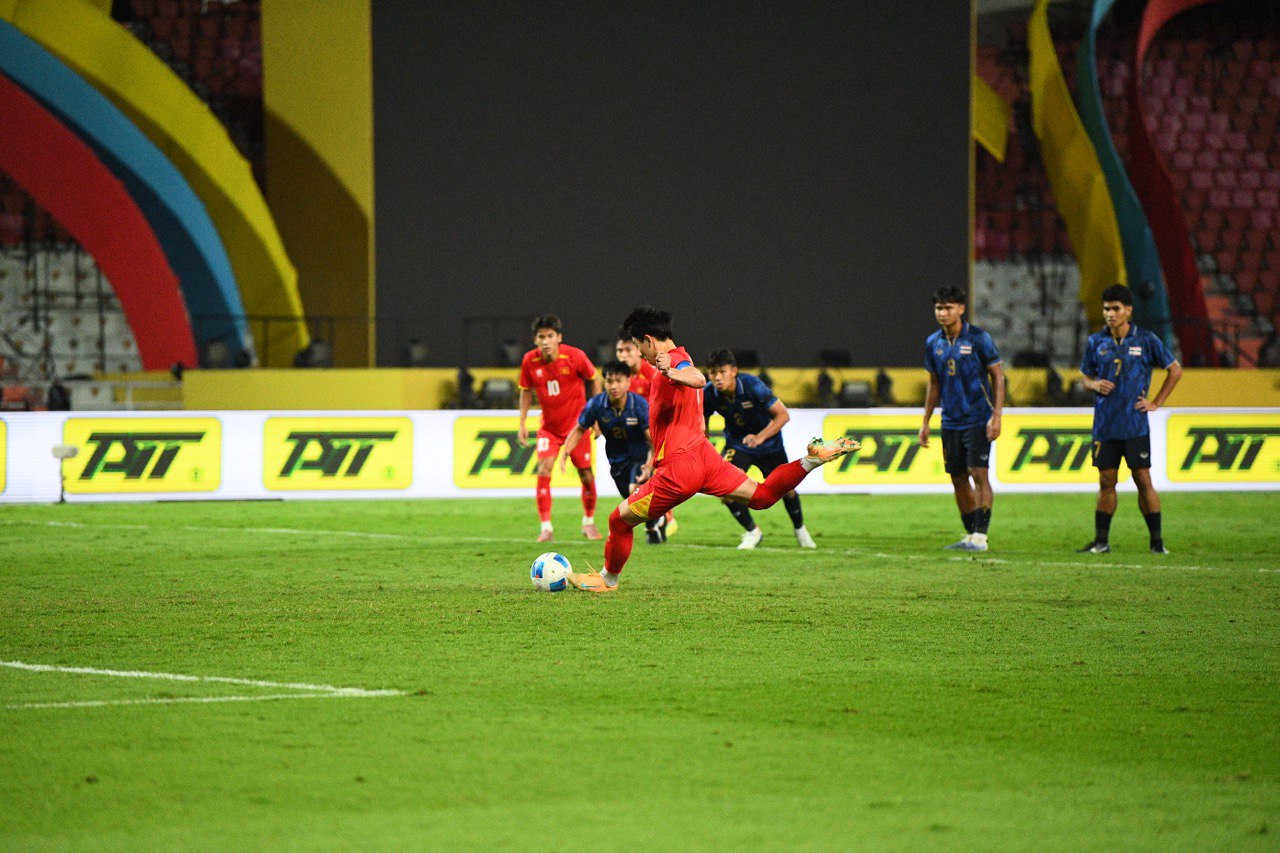 Bùng nổ cảm xúc SEA Games: U22 Việt Nam thi đấu kiên cường trước Thái Lan - Ảnh 5. Bùng nổ cảm xúc SEA Games: U22 Việt Nam thi đấu kiên cường trước Thái Lan - Ảnh 5.
