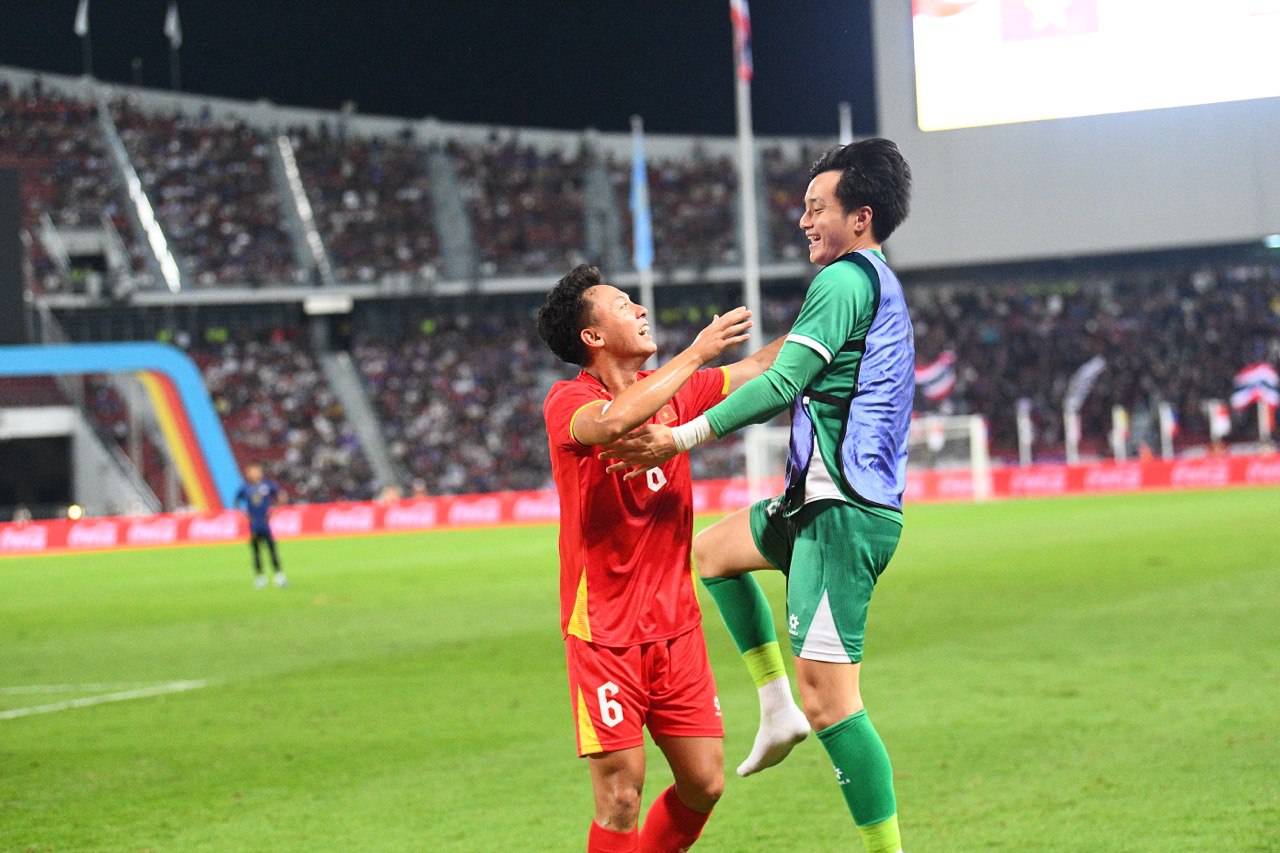 Bùng nổ cảm xúc SEA Games: U22 Việt Nam thi đấu kiên cường trước Thái Lan - Ảnh 10. Bùng nổ cảm xúc SEA Games: U22 Việt Nam thi đấu kiên cường trước Thái Lan - Ảnh 10.
