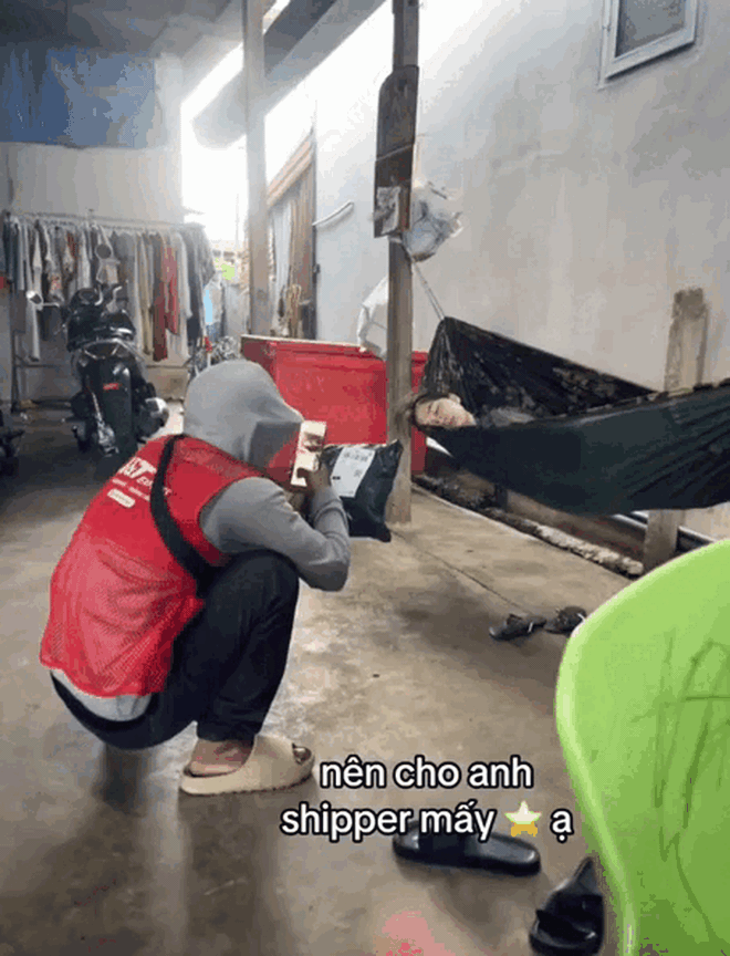 Đi ship hàng thấy khách ngủ không nỡ gọi, anh shipper có pha xử lý hút 1,5 triệu người xem- Ảnh 1.