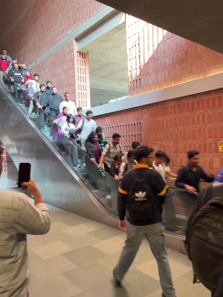 Nấc thang lên thiên đàng: Sự cố thang cuốn đáng sợ tại Đại học BRAC - Ảnh 1. Nấc thang lên thiên đàng: Sự cố thang cuốn đáng sợ tại Đại học BRAC - Ảnh 1.