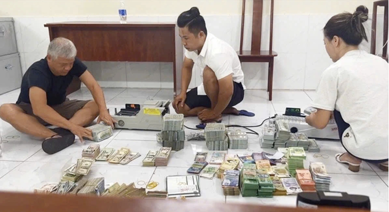 Người phụ nữ bí ẩn Trong đường dây rửa tiền tại tiệm vàng Đức Long ở TPHCM - Ảnh 2. Người phụ nữ bí ẩn Trong đường dây rửa tiền tại tiệm vàng Đức Long ở TPHCM - Ảnh 2.