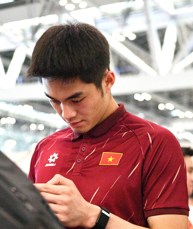 Tóm dính thủ môn 1m91 điển trai gây sốt cõi mạng đi mua sắm, sao U22 Việt Nam mang theo mũ cối về nước- Ảnh 1.