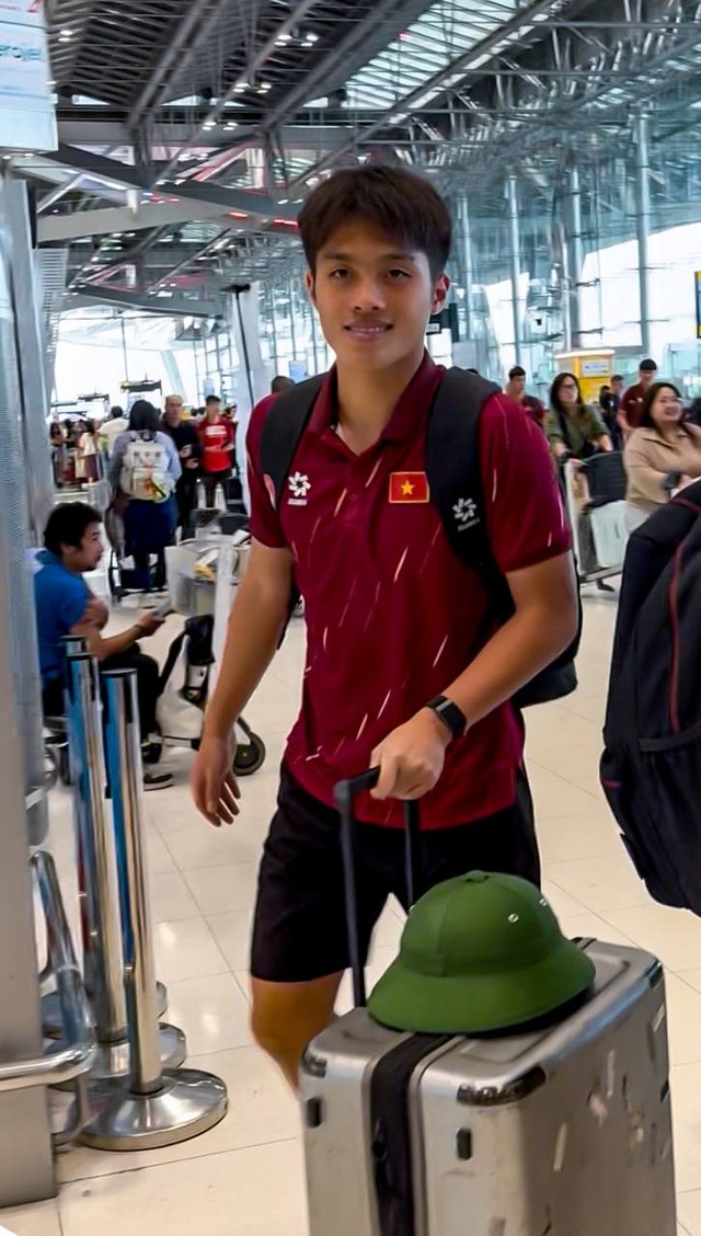 Tóm dính thủ môn 1m91 điển trai gây sốt cõi mạng đi mua sắm, sao U22 Việt Nam mang theo mũ cối về nước- Ảnh 4.