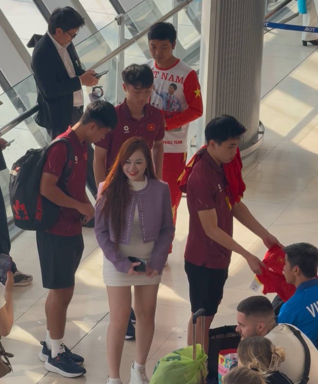 Tóm dính thủ môn 1m91 điển trai gây sốt cõi mạng đi mua sắm, sao U22 Việt Nam mang theo mũ cối về nước- Ảnh 7.