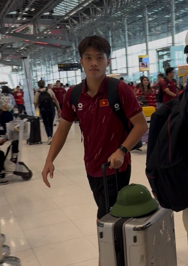 Tóm dính thủ môn 1m91 điển trai gây sốt cõi mạng đi mua sắm, sao U22 Việt Nam mang theo mũ cối về nước- Ảnh 5.