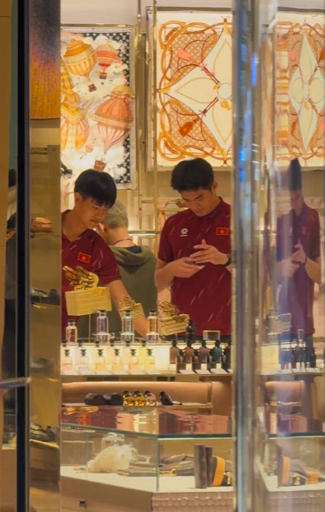 Tóm dính thủ môn 1m91 điển trai gây sốt cõi mạng đi mua sắm, sao U22 Việt Nam mang theo mũ cối về nước- Ảnh 2.