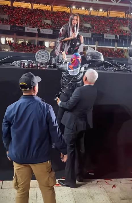 Vệ sĩ tóc bạc U65 của Mỹ Tâm nhấc bổng một người ngay trong show- Ảnh 1.