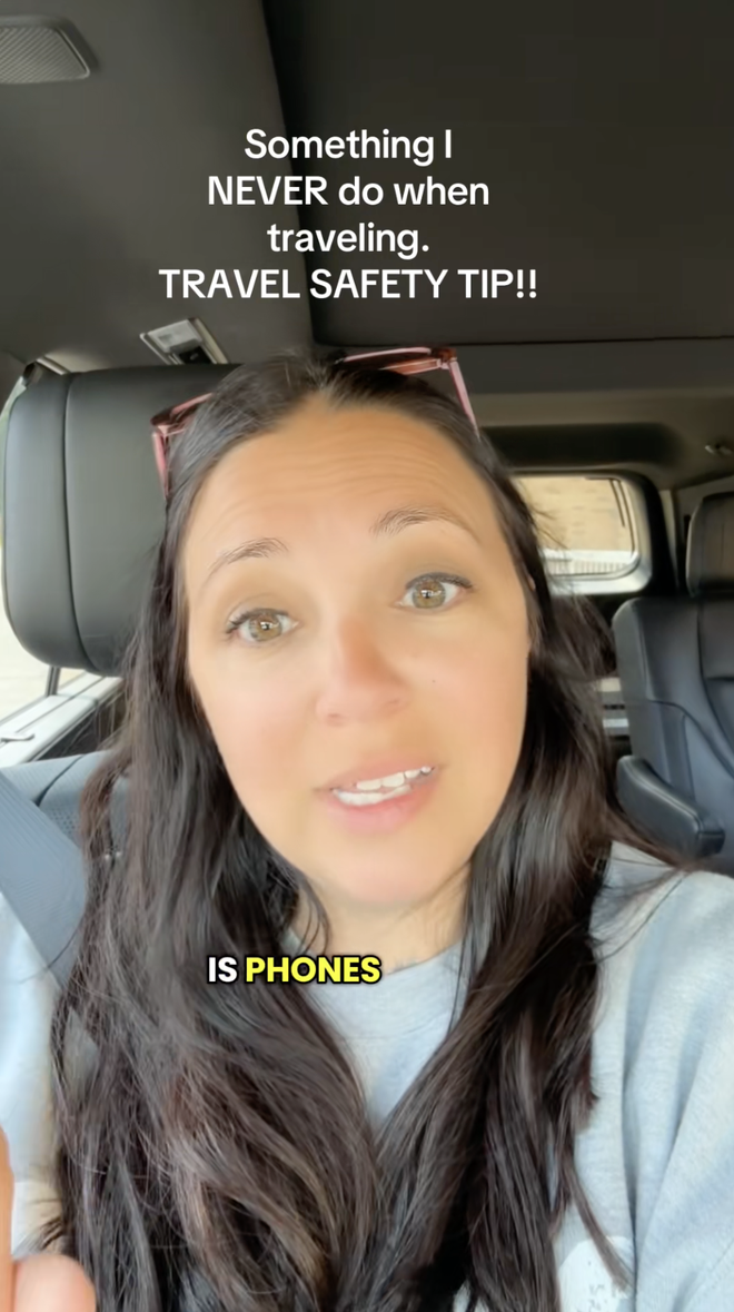 Cảnh báo khẩn cho ai còn để điện thoại lên khay soi an ninh sân bay- Ảnh 3.