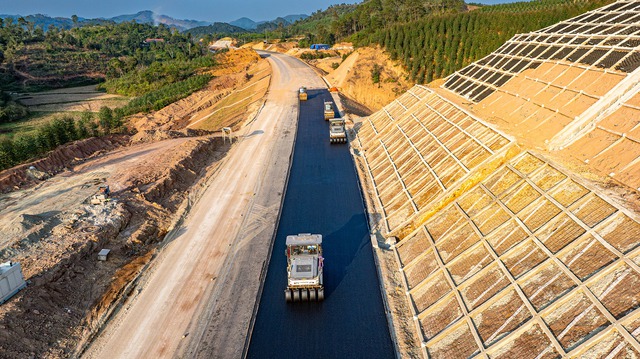 Thủ tướng trao thưởng cho Tập đoàn Sơn Hải và Đèo Cả tại sự kiện phát triển kinh tế vĩ mô - Ảnh 5. Thủ tướng trao thưởng cho Tập đoàn Sơn Hải và Đèo Cả tại sự kiện phát triển kinh tế vĩ mô - Ảnh 5.