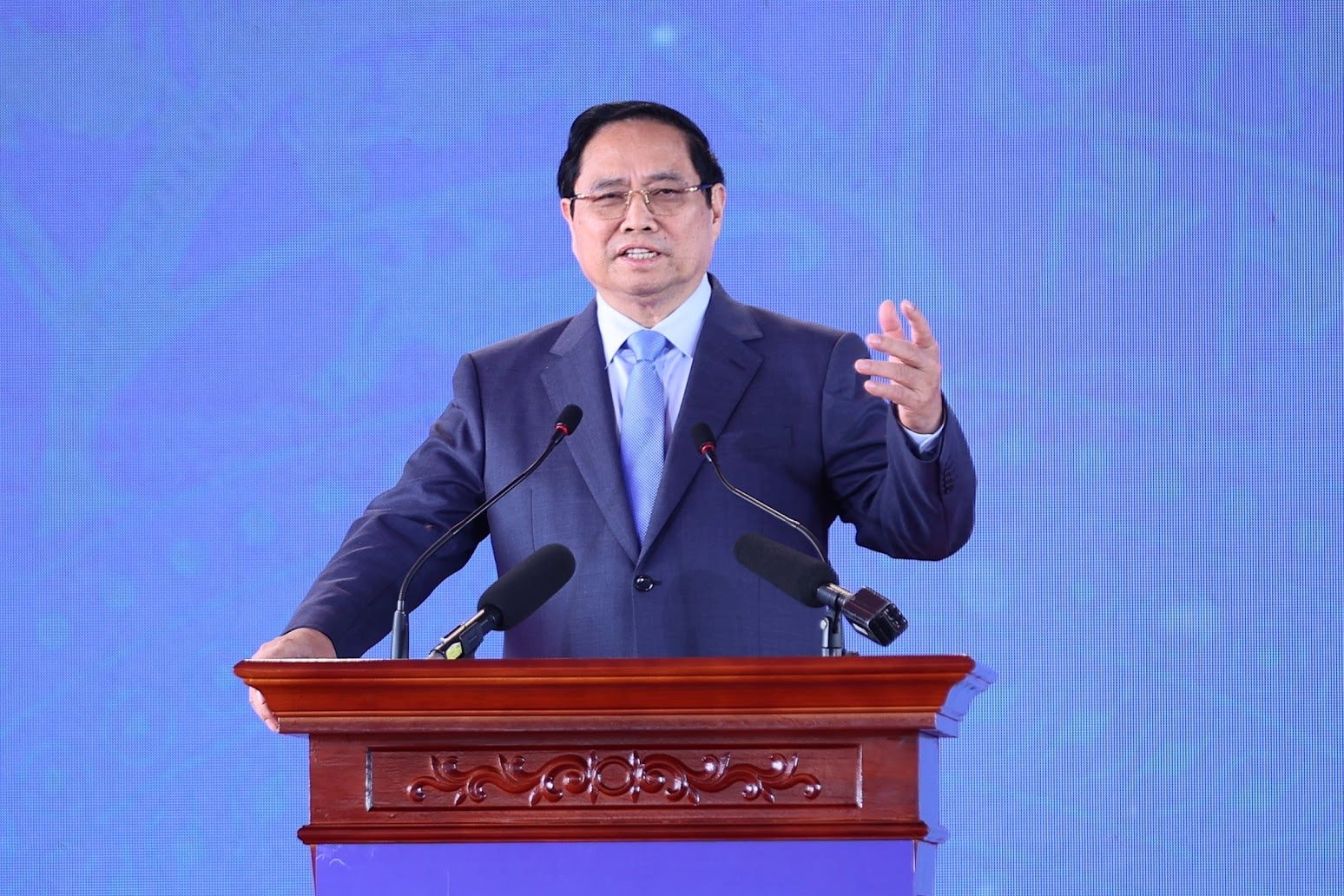 Thủ tướng trao thưởng cho Tập đoàn Sơn Hải và Đèo Cả tại sự kiện phát triển kinh tế vĩ mô - Ảnh 1. Thủ tướng trao thưởng cho Tập đoàn Sơn Hải và Đèo Cả tại sự kiện phát triển kinh tế vĩ mô - Ảnh 1.