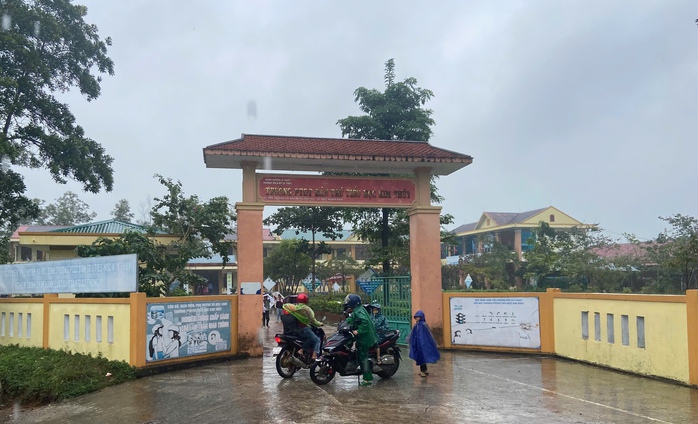 NÓNG: Cách chức Hiệu trưởng Đỗ Văn Mỹ và Phó Hiệu trưởng Đỗ Thị Hồng Huế - Ảnh 1.