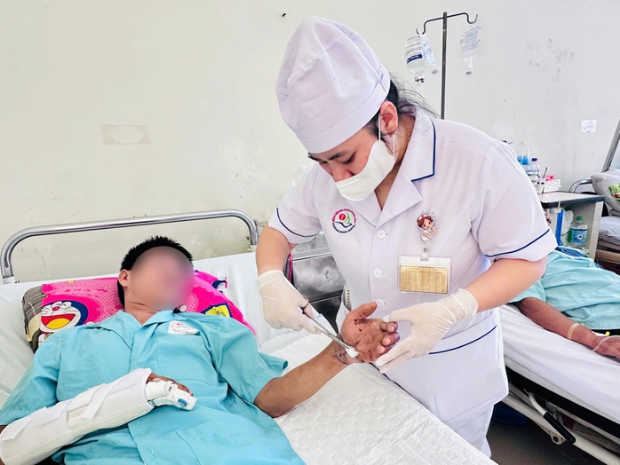 Bệnh viện Khánh Hòa nối thành công tay bị đứt lìa - Ảnh 2.
