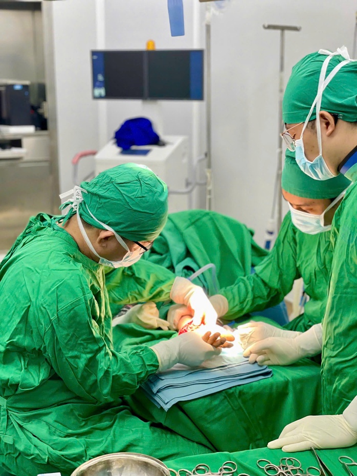 Bệnh viện Khánh Hòa nối thành công tay bị đứt lìa - Ảnh 1.