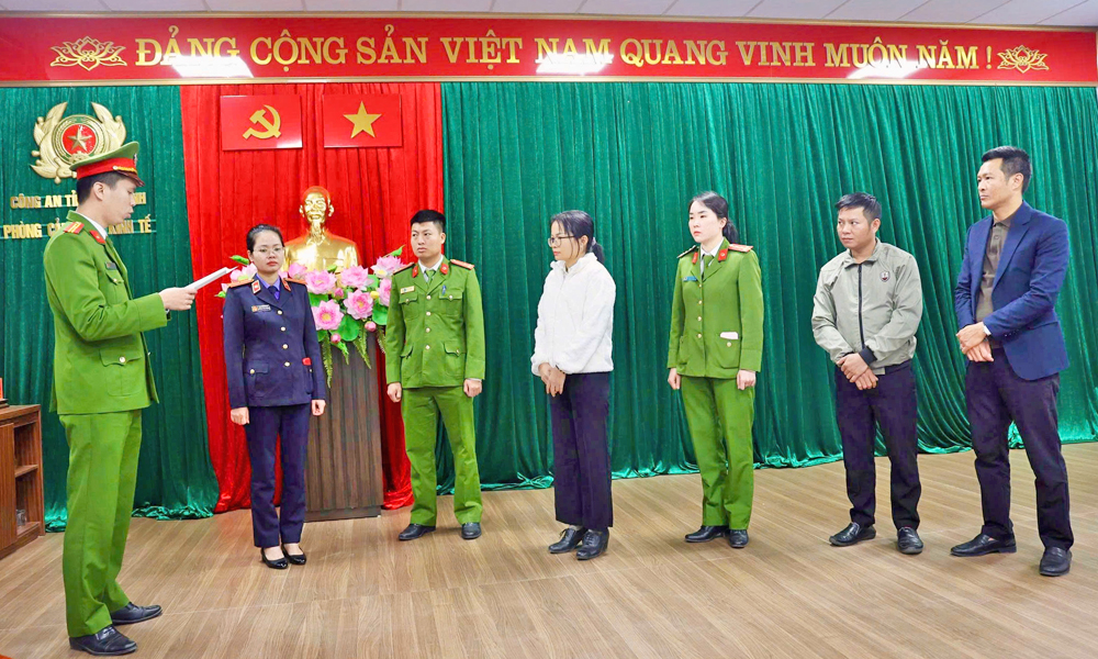 Khởi tố 2 cán bộ thuế Nguyễn Thị Phương và Nguyễn Thị Hoa - Ảnh 2. Khởi tố 2 cán bộ thuế Nguyễn Thị Phương và Nguyễn Thị Hoa - Ảnh 2.