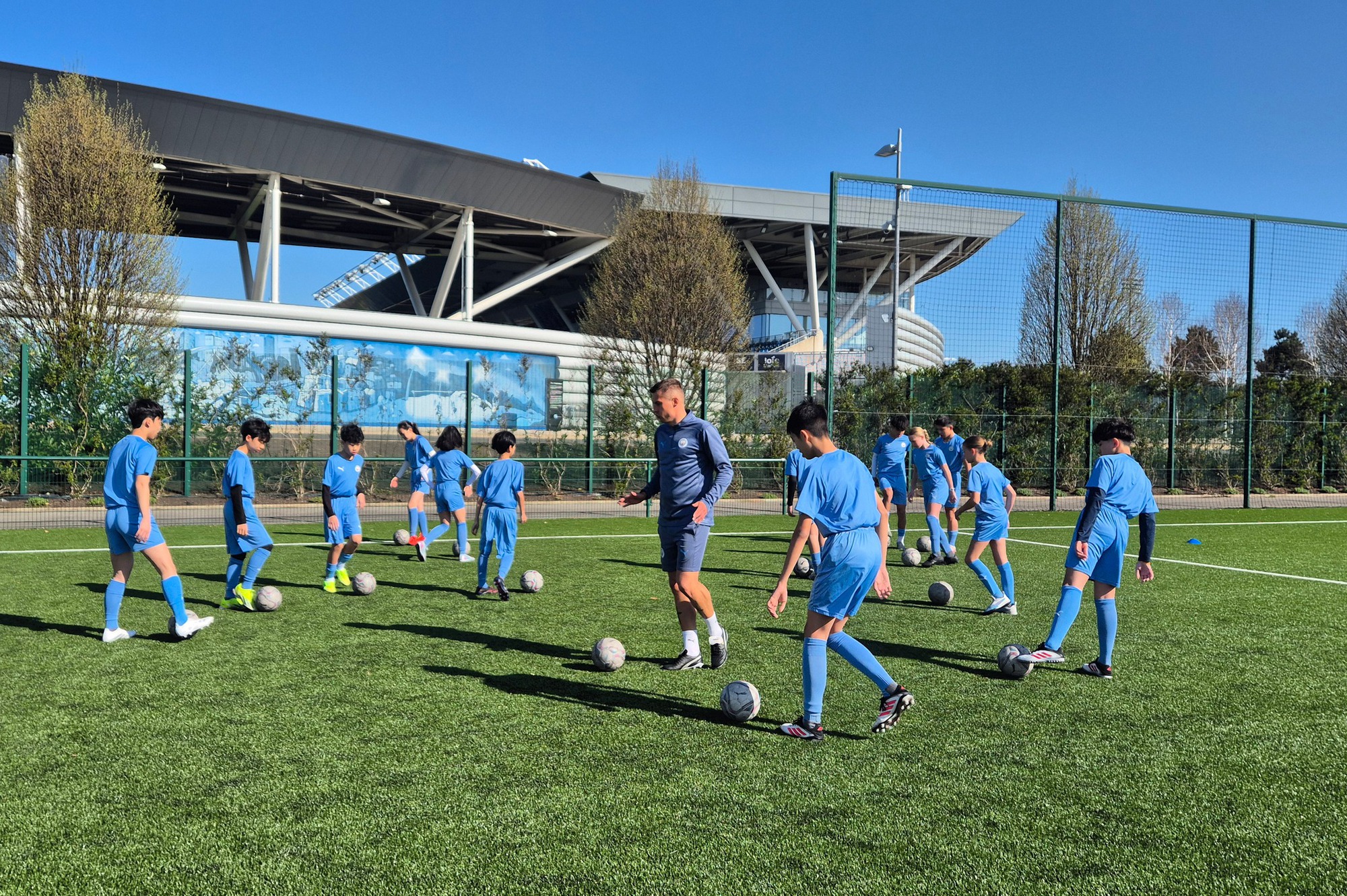 Trường quốc tế tại Việt Nam hợp tác Manchester City với học phí gần 1 tỷ đồng / năm - Ảnh 2.
