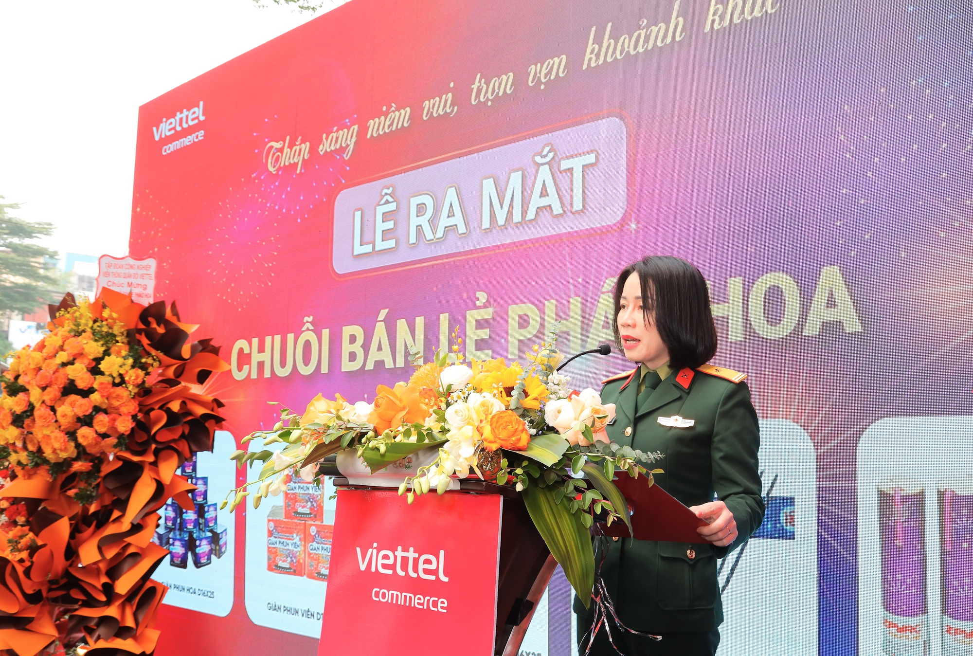 Viettel bán pháo hoa - Ảnh 1.